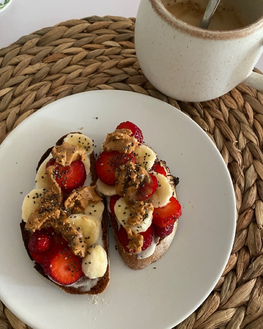 Tostadas de yogur, plátano, fresas y crema de cacahuete