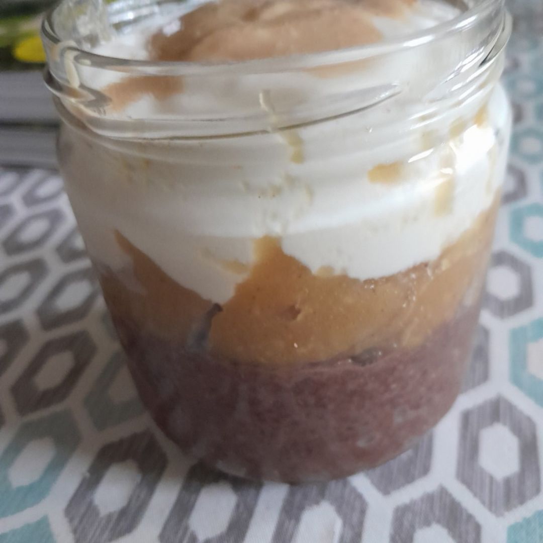 Pudfing de chia de cacao y compota de manzana 