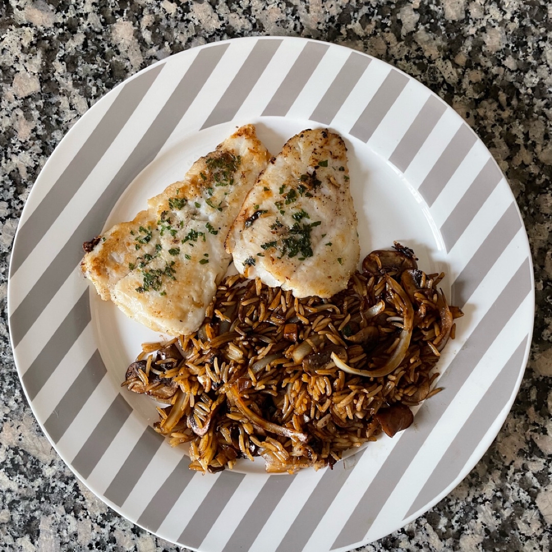Merluza con arroz, setas y cebolla. Merluza con arroz, setas y cebolla.