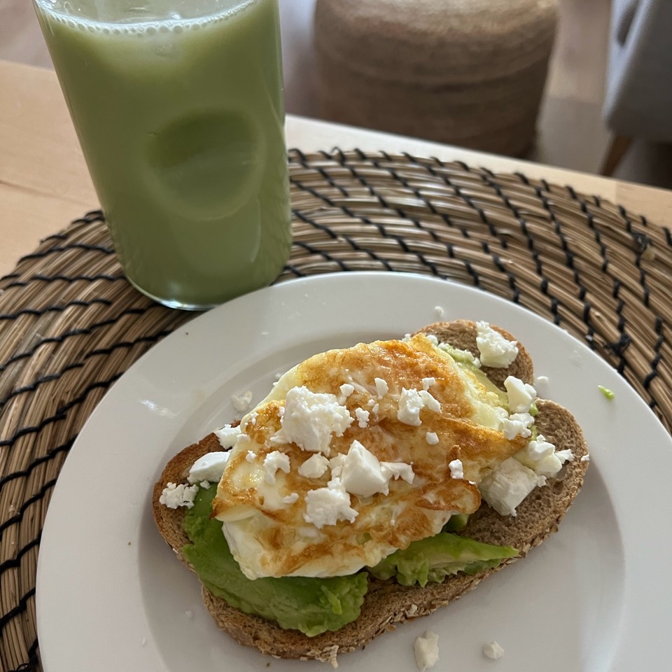Tostada de Aguacate, huevo y queso feta Tostada de Aguacate, huevo y queso feta