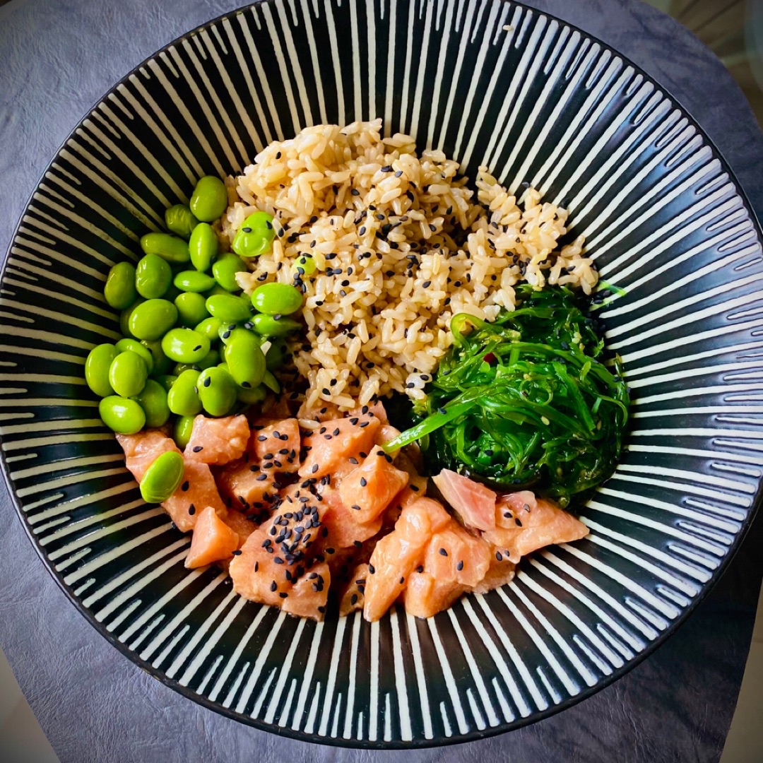 Poke salmón con arroz integral Poke salmón con arroz integral