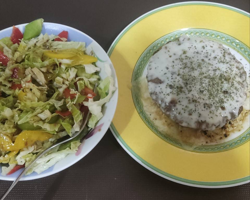Hamburguesa y ensalada de col Hamburguesa y ensalada de col