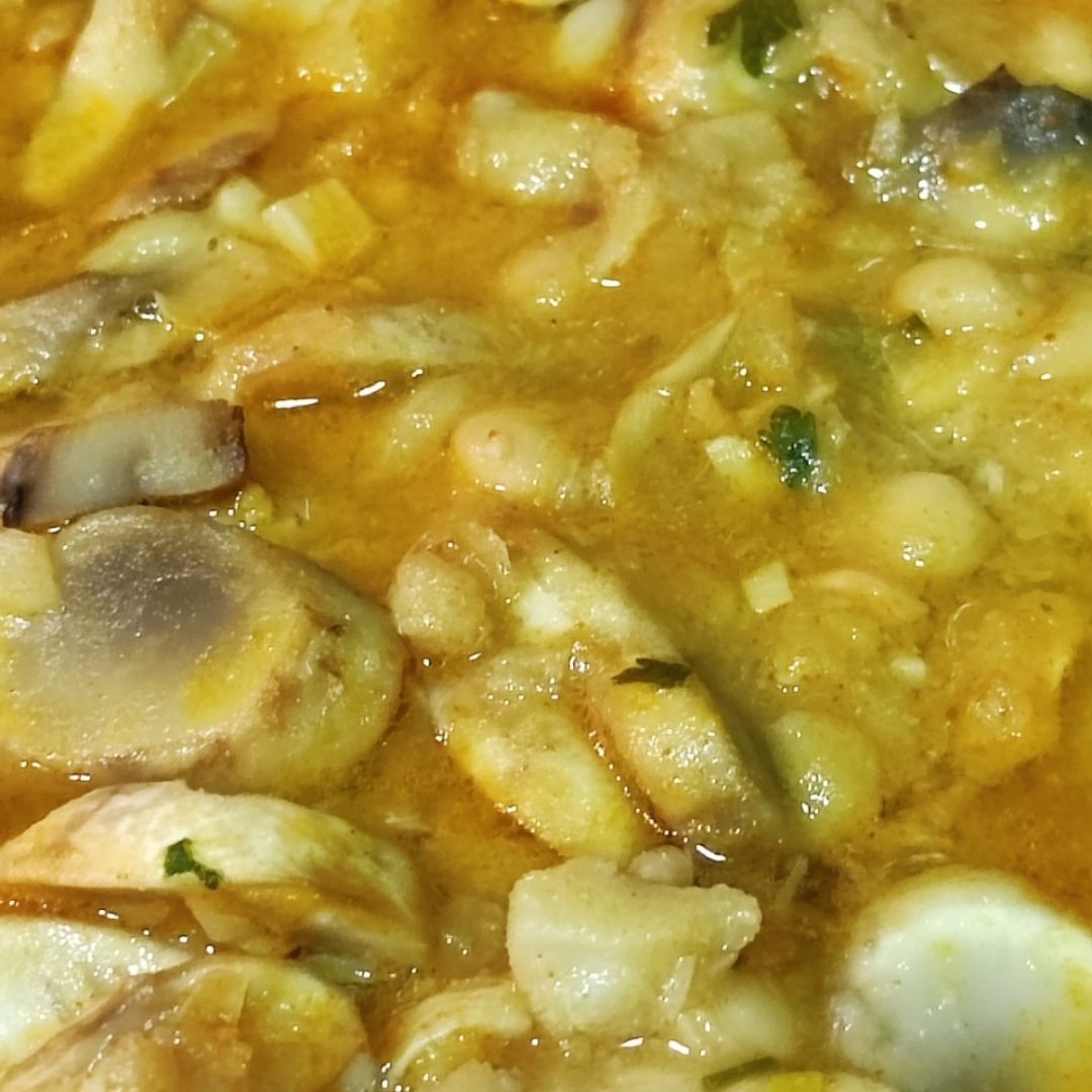 Alubias en suquet con champiñones y bacalao Alubias en suquet con champiñones y bacalao