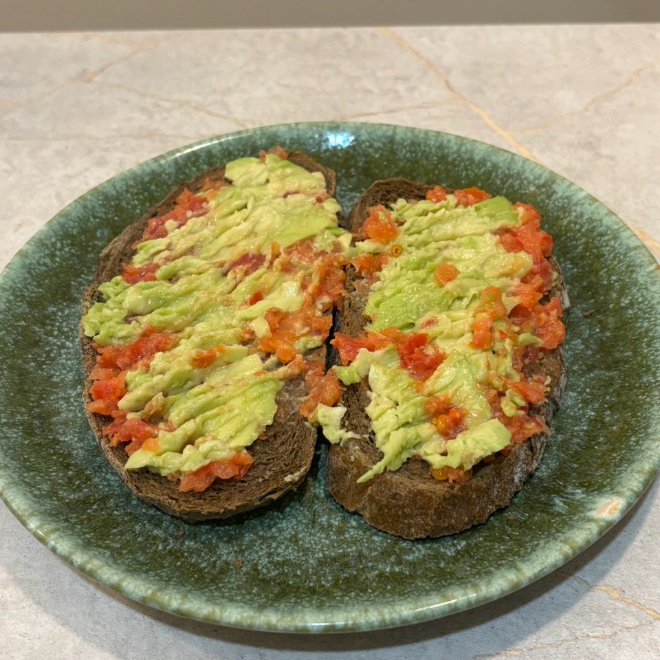 Scrambled tofu & tom & avocado TOAST