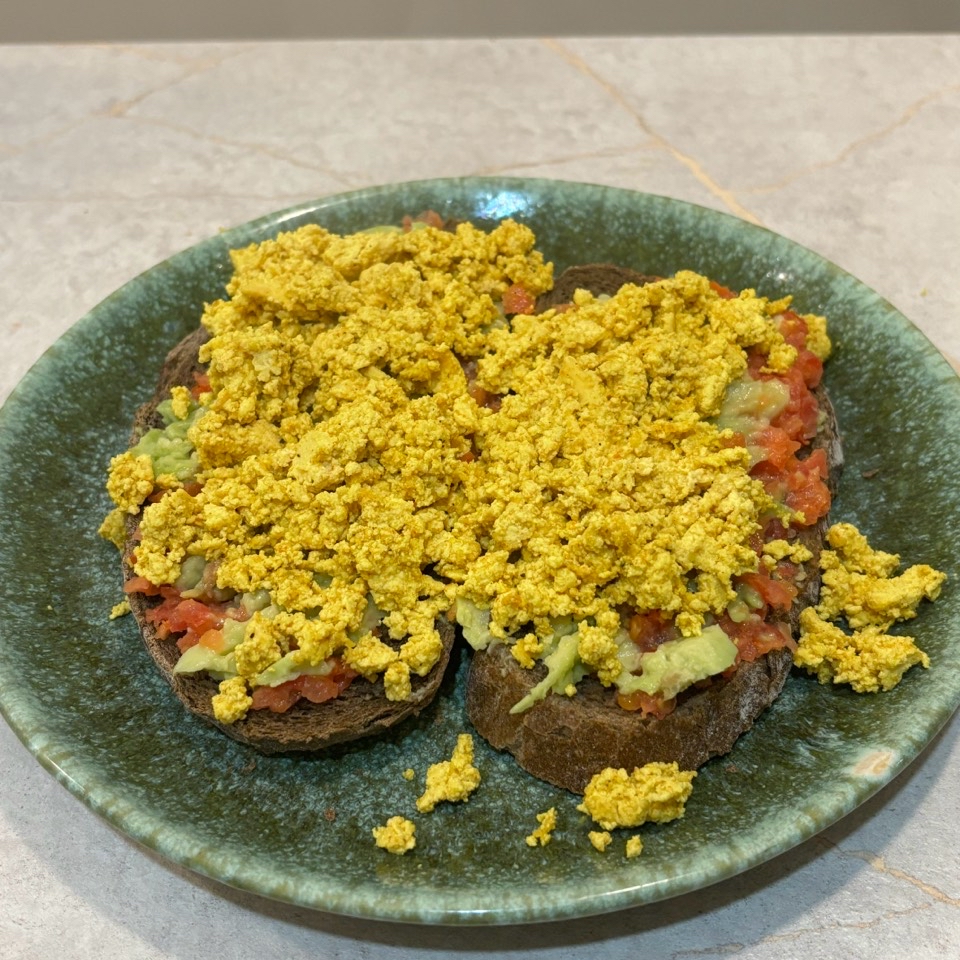 Scrambled tofu & tom & avocado TOAST