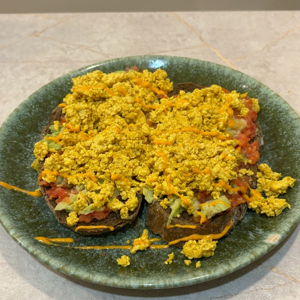 Scrambled tofu & tom & avocado TOAST