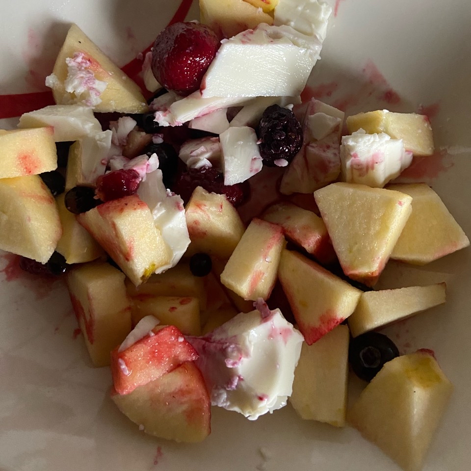 Frutos rojos con manzana y queso de Burgos Frutos rojos con manzana y queso de Burgos
