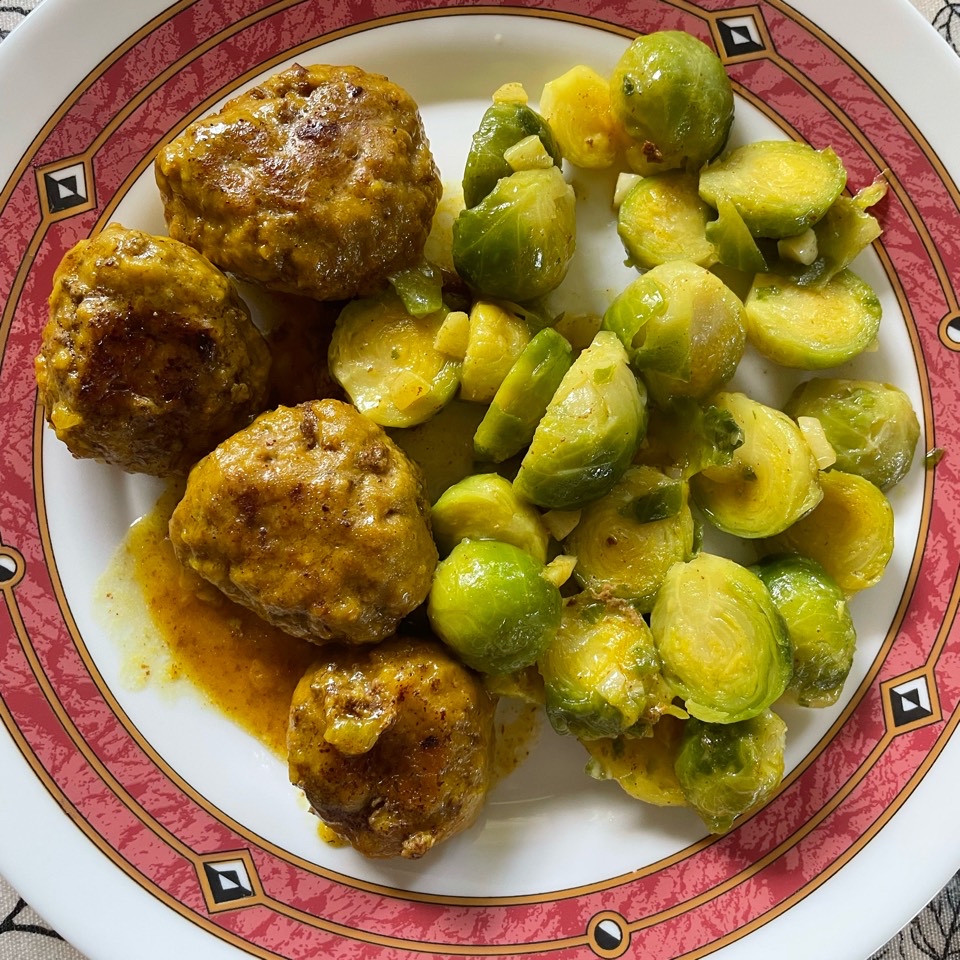 Albondigas con azafrán y coles de bruselas Albondigas con azafrán y coles de bruselas