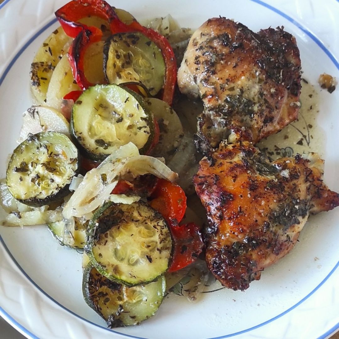 Asado de contramuslos y verduras Asado de contramuslos y verduras