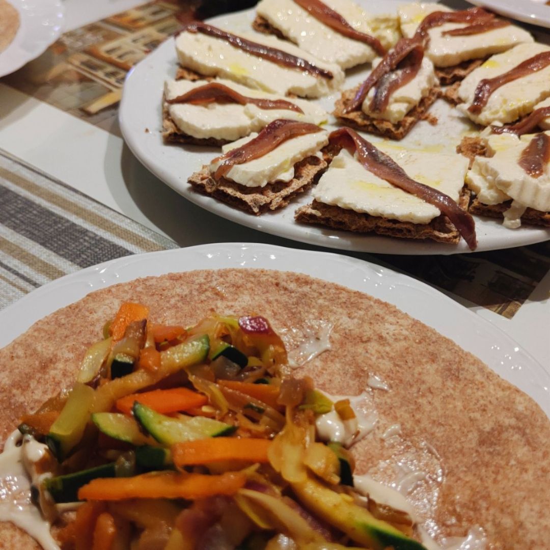 Burritos de verduras y panecillos de semillas con queso fresco y anchoas 