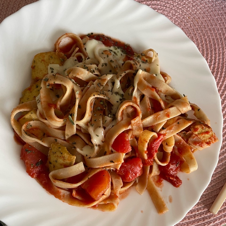 Fetucce de sémola con tomate Fetucce de sémola con tomate