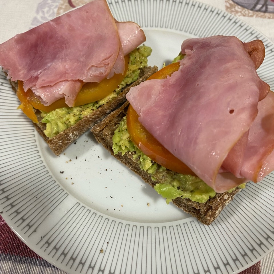 Tostada con aguacate, tomate y jam贸n 馃崬 Tostada con aguacate, tomate y jam贸n 馃崬