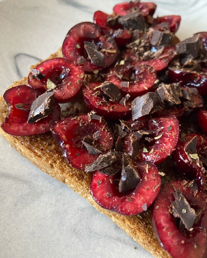 Tostada con cerezas y chocolate 🍒🍫