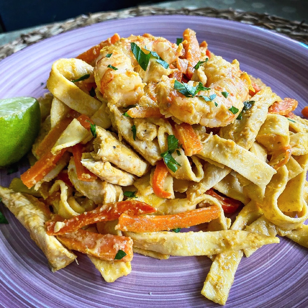 Pasta al huevo con salsa Satay, gambones y solomillo de pollo Pasta al huevo con salsa Satay, gambones y solomillo de pollo