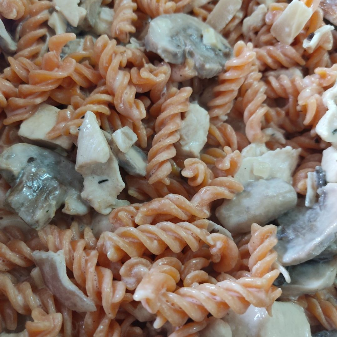 Fusilli con pechuga de pollo y champiñones Fusilli con pechuga de pollo y champiñones