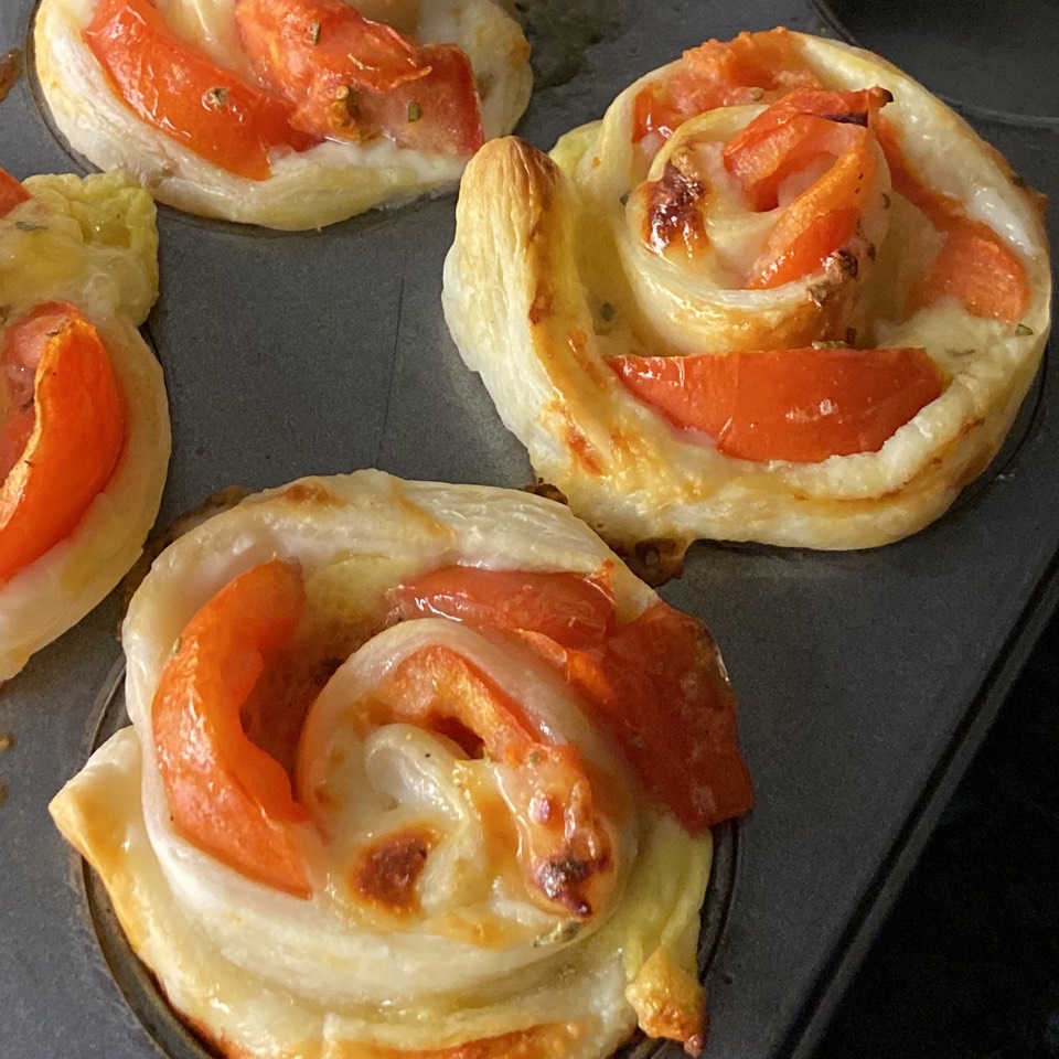 Flores de tomate y quesos en masa de hojaldre🌷