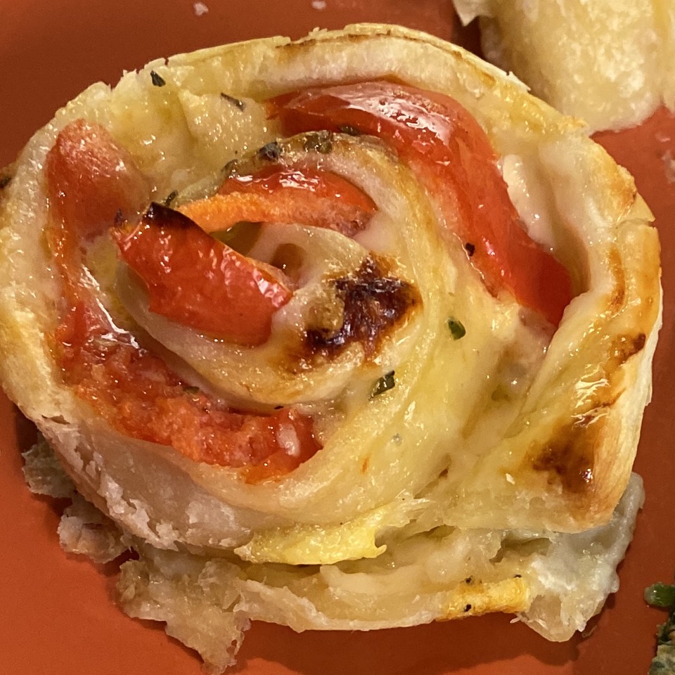 Flores de tomate y quesos en masa de hojaldre🌷