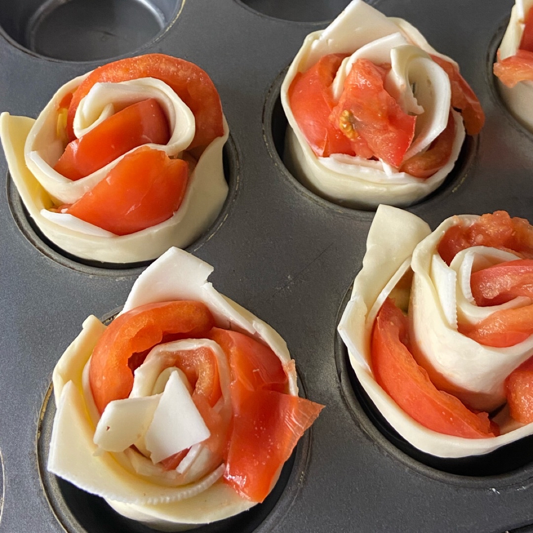 Flores de tomate y quesos en masa de hojaldre🌷 Paso 2 Flores de tomate y quesos en masa de hojaldre🌷 Paso 2
