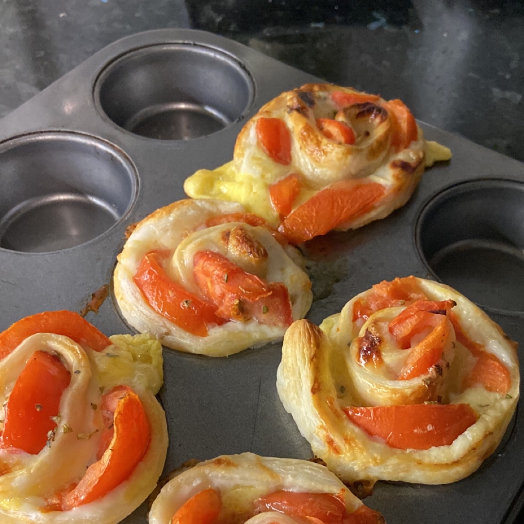 Flores de tomate y quesos en masa de hojaldre🌷 Paso 4 Flores de tomate y quesos en masa de hojaldre🌷 Paso 4