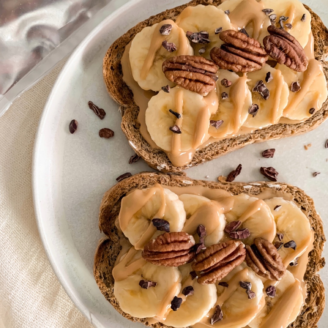 Tostadas de plátano y crema de cacahuete 