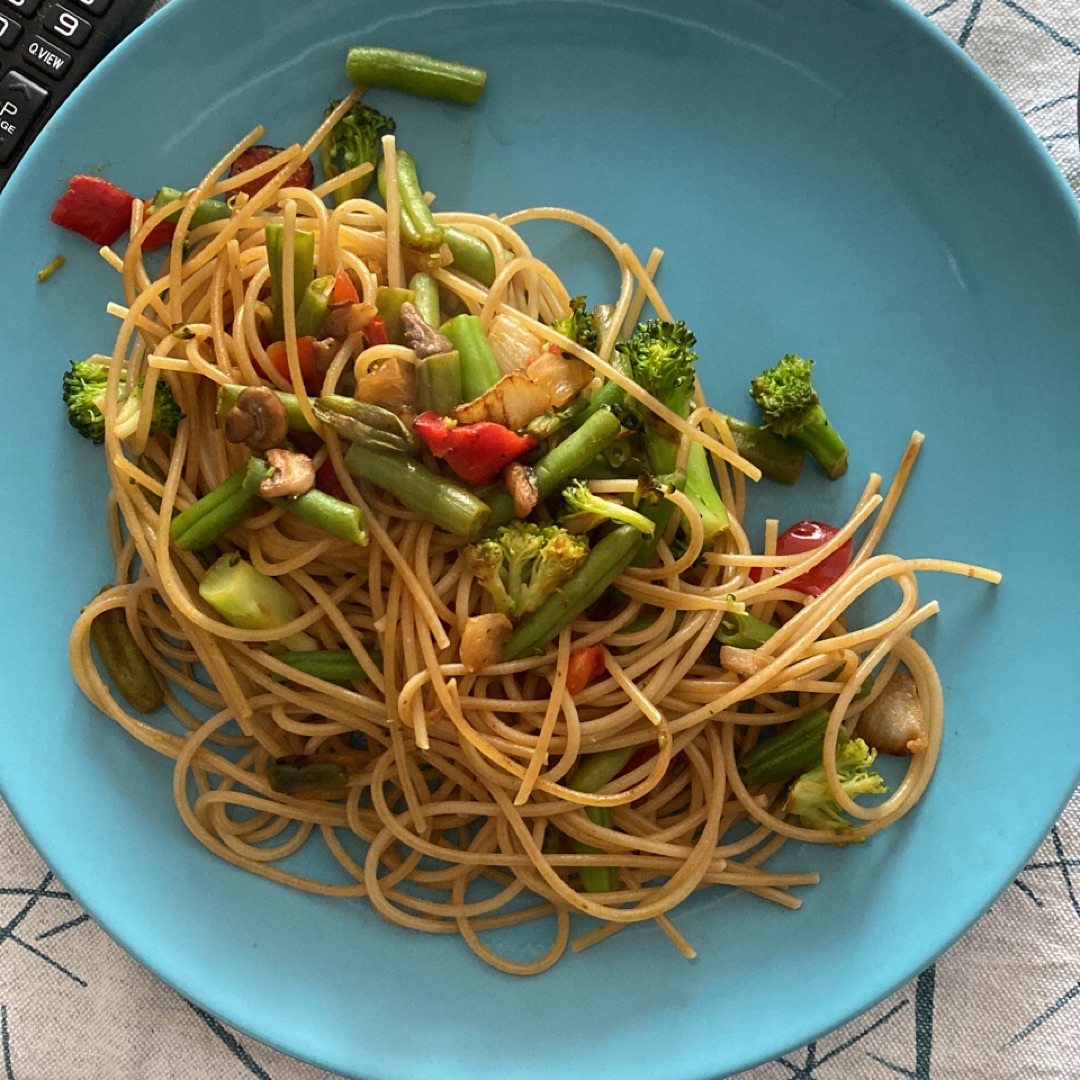 Espaguetis integrales con verduras Espaguetis integrales con verduras