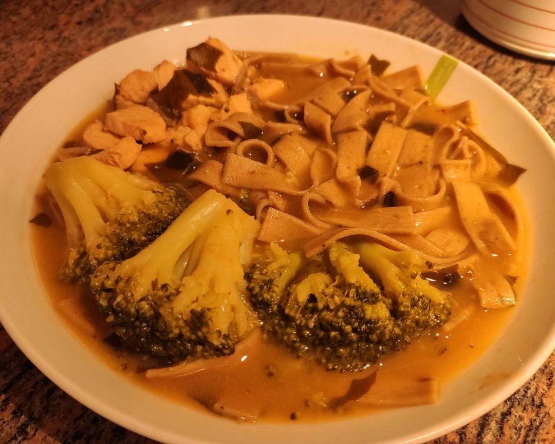 Tallarines con salmón al estilo ramen