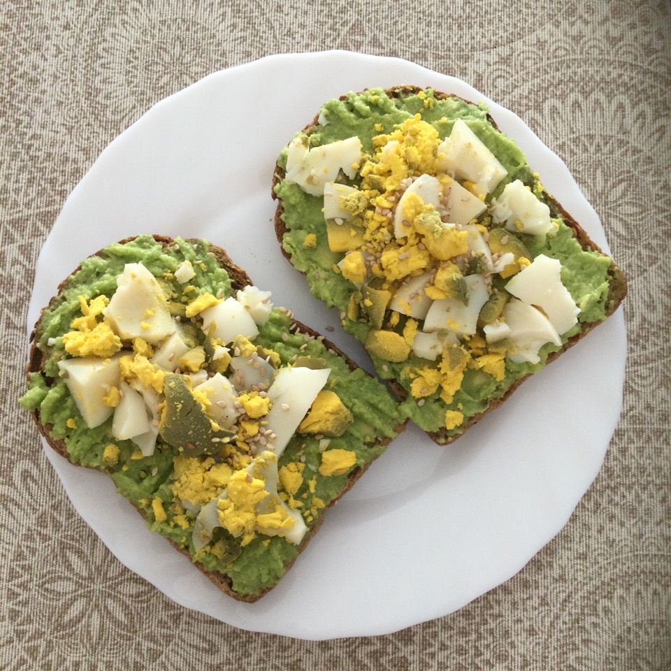 Tostadas con aguacate y huevo Tostadas con aguacate y huevo