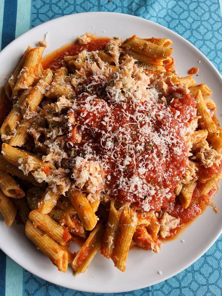 Macarrones integrales con tomate, atún y queso parmesano Macarrones integrales con tomate, atún y queso parmesano
