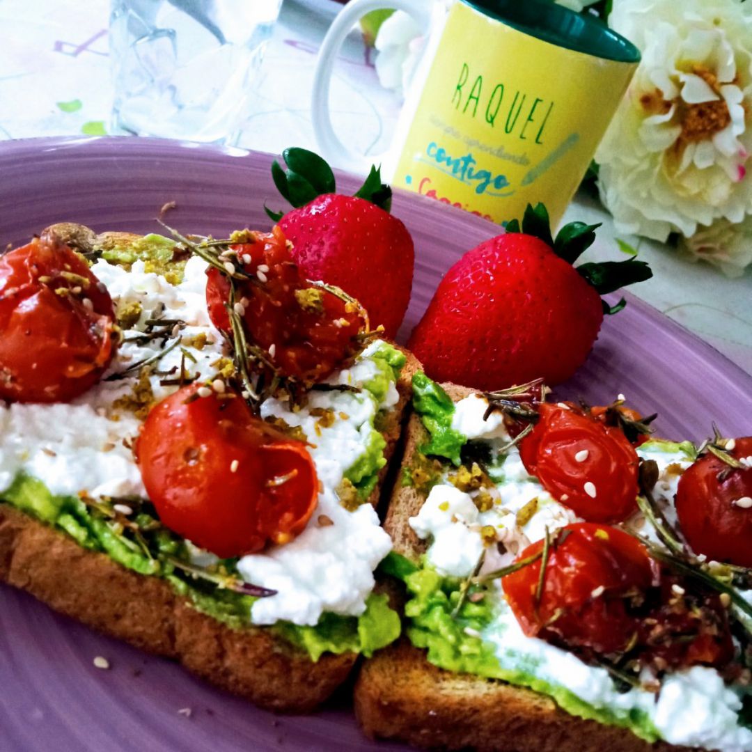 Tostada con tomates confitados Tostada con tomates confitados