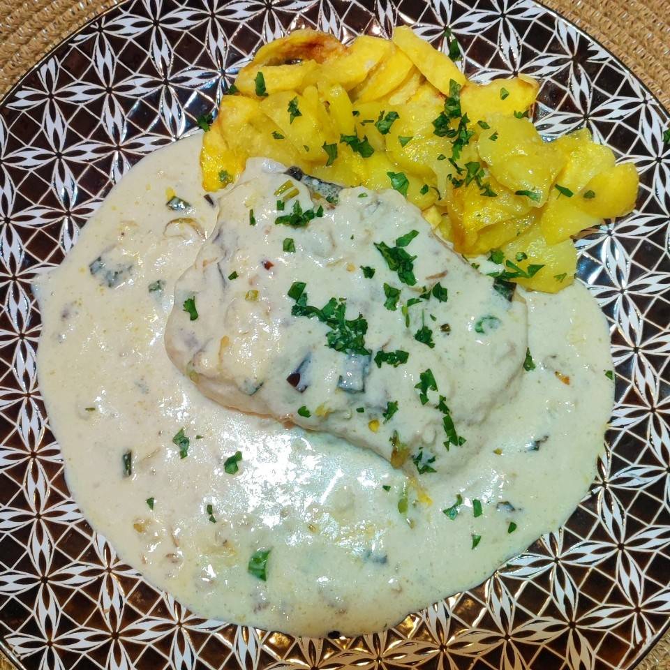 Merluza con salsa de puerros y almendras con patatas panadera Merluza con salsa de puerros y almendras con patatas panadera