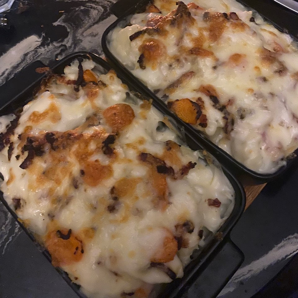 Coliflor con bechamel, bacon, zanahoria y queso gratinado Coliflor con bechamel, bacon, zanahoria y queso gratinado