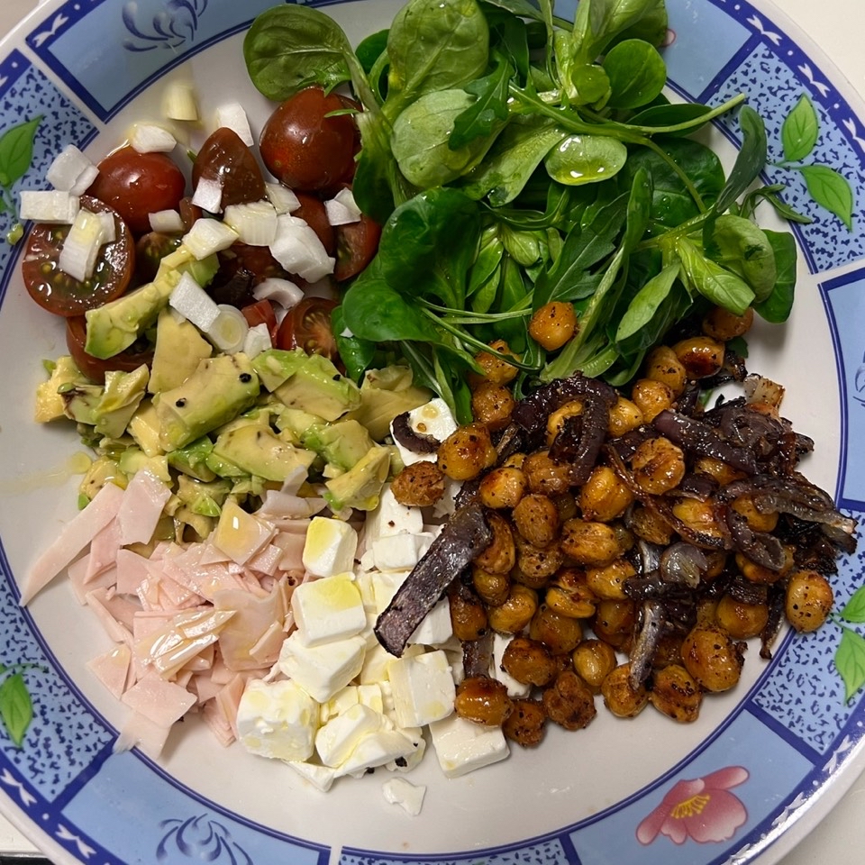 Ensalada con garbanzos crujientes Ensalada con garbanzos crujientes