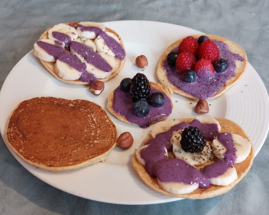 Tortitas de colores con salsa de arándanos Tortitas de colores con salsa de arándanos