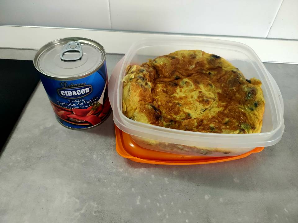 Tortilla de patata y ensalada de pimientos