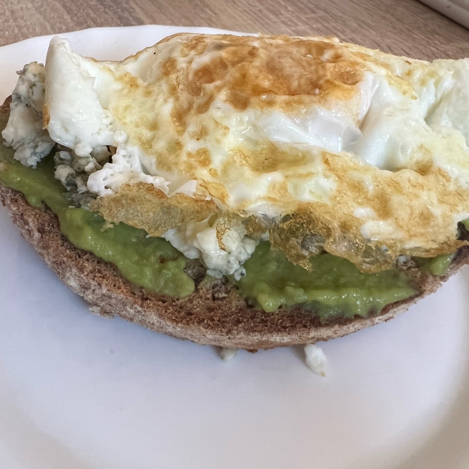 Tostada con queso azul, guacamole y huevo Tostada con queso azul, guacamole y huevo