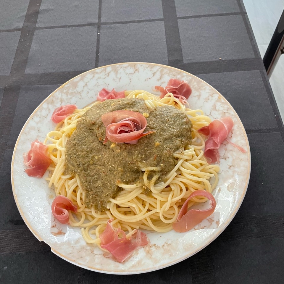 Espaguetis con salsa de tomate y jamón Espaguetis con salsa de tomate y jamón