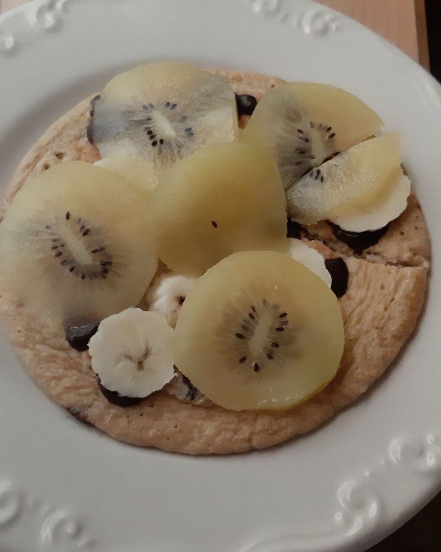 Tortita de avena con chocolate 85%, plátano y kiwi Tortita de avena con chocolate 85%, plátano y kiwi