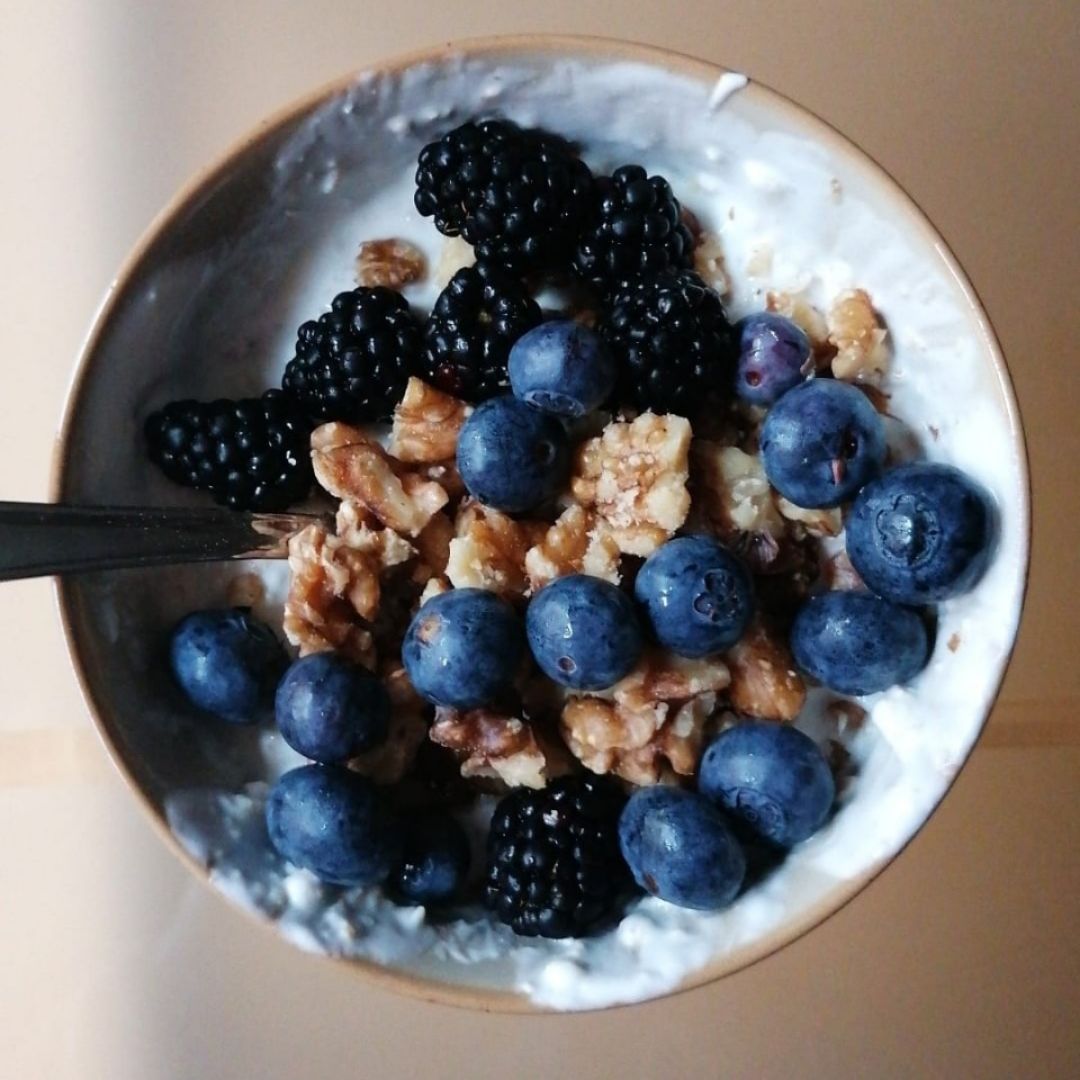 Bowl de yogur, avena, fruta y nueces 