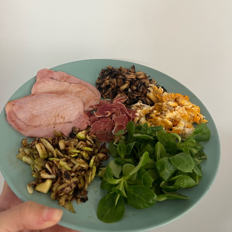 Ensalada de canónigos con lomo, huevo, champiñones, calabacín, jamón y nueces 