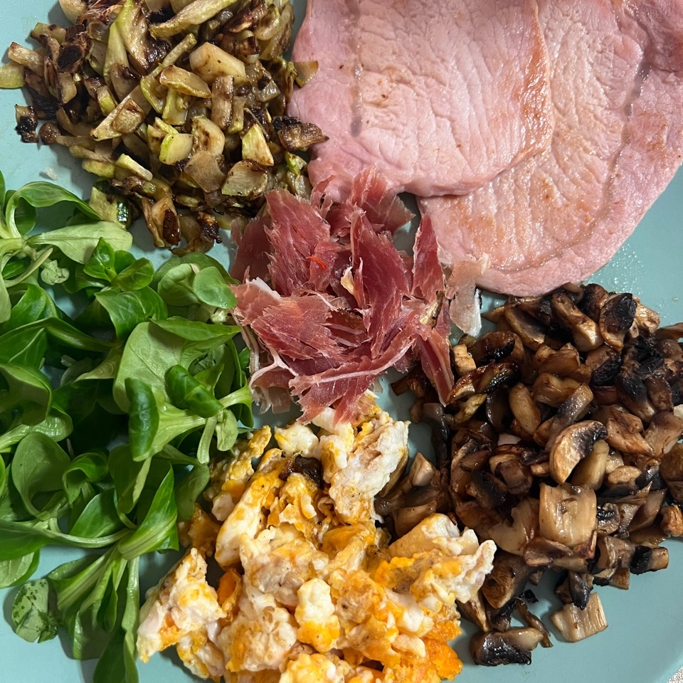 Ensalada de canónigos con lomo, huevo, champiñones, calabacín, jamón y nueces 