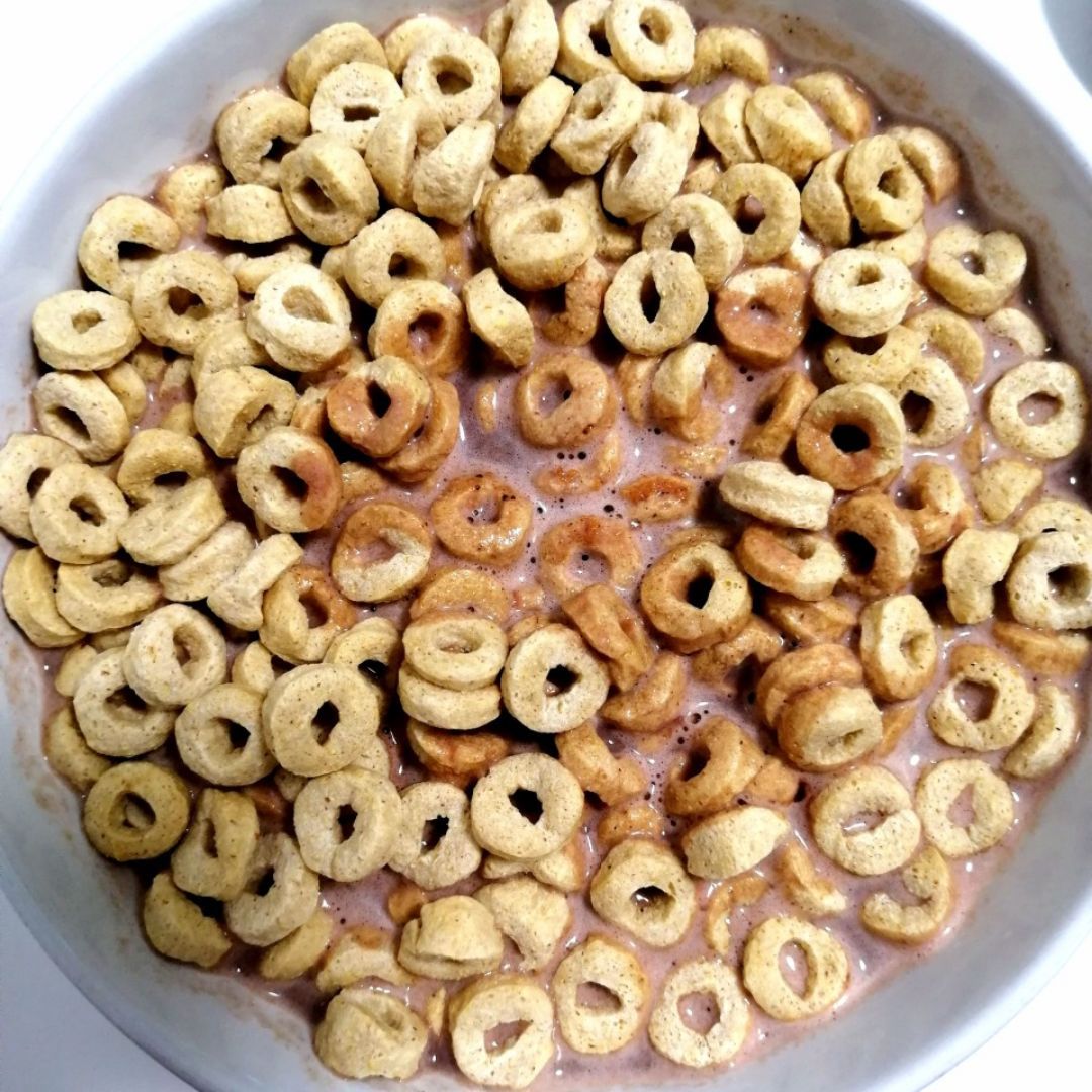 Cereales de avena con batido de chocolate y platano