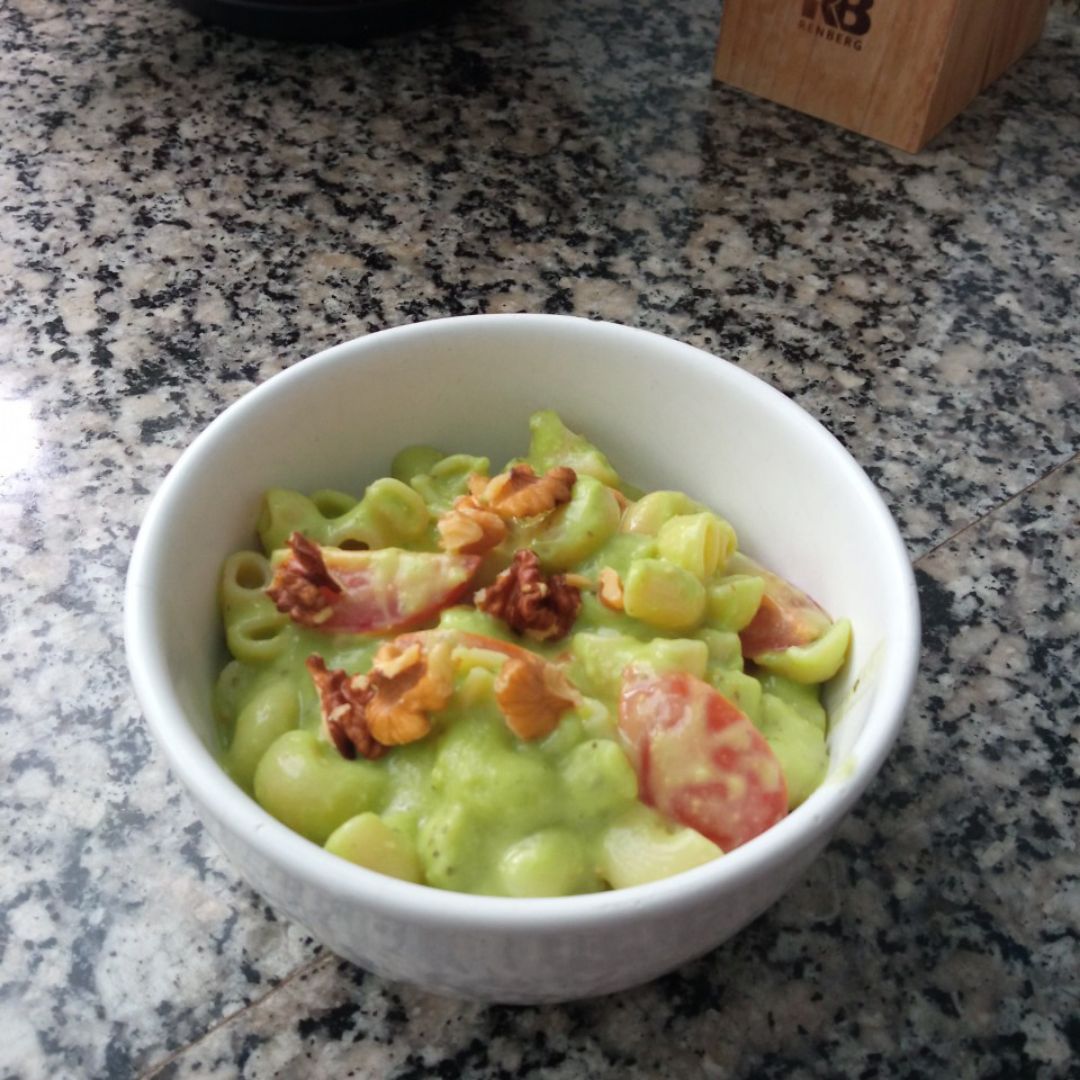 Macarrones con salsa de aguacate 