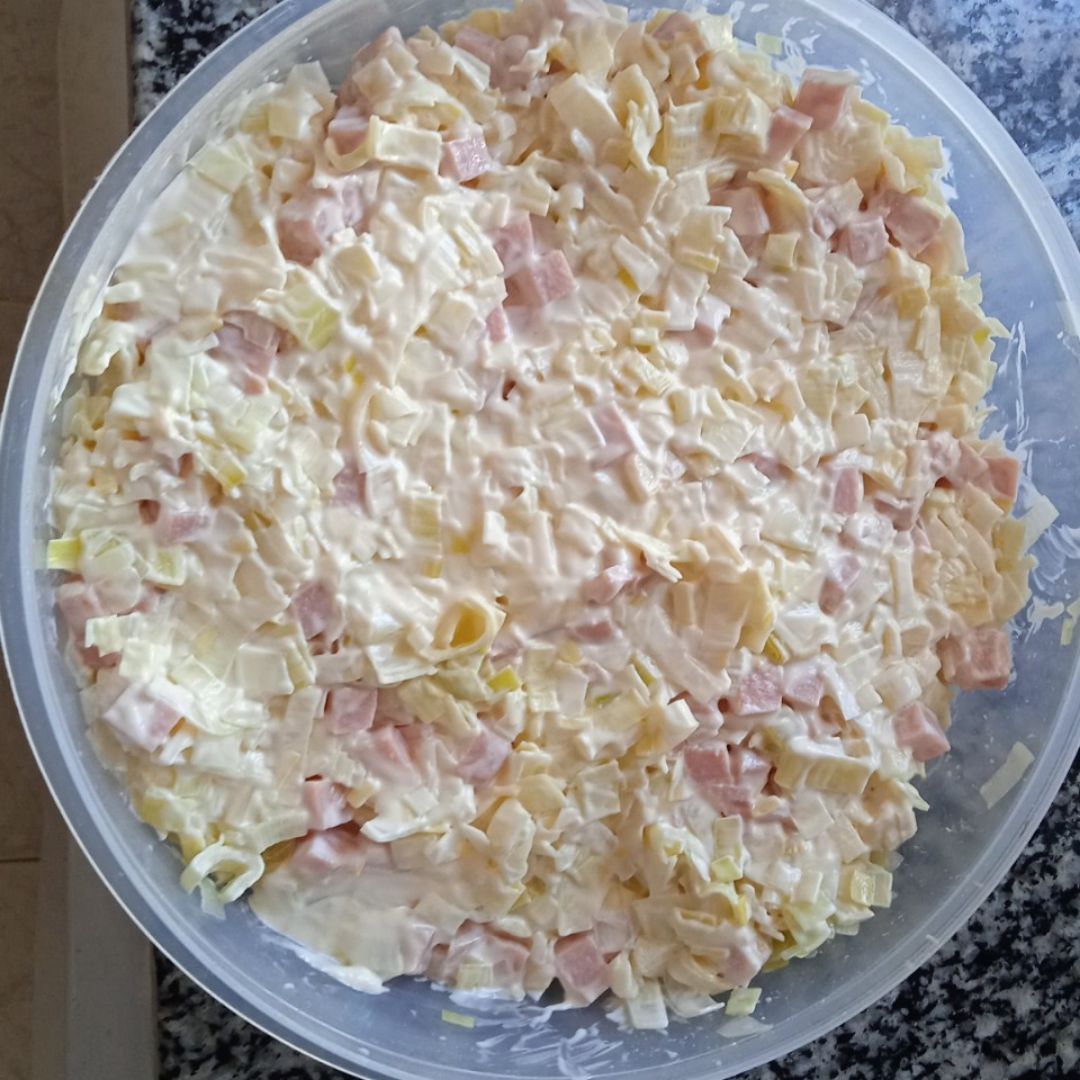 Ensaladilla de puerros y taquitos de pavo cocido. Mayonesa sin huevos. Ensaladilla de puerros y taquitos de pavo cocido. Mayonesa sin huevos.