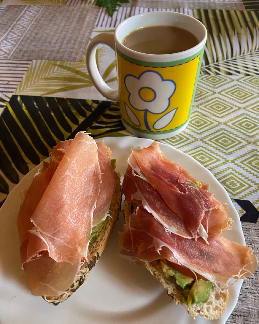 Pan de semillas de aguacate tomate y serrano