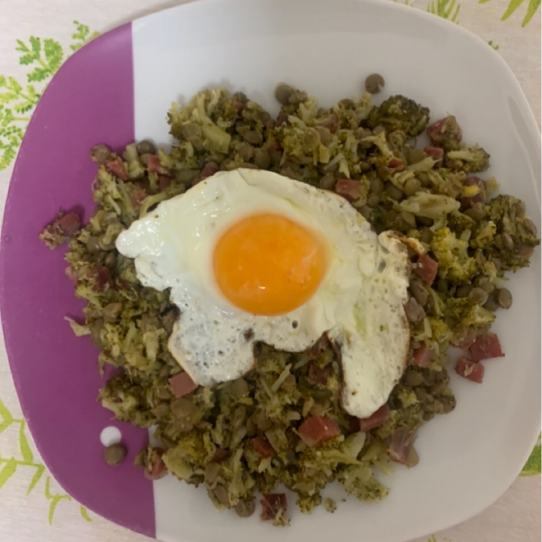 Salteado de brócoli, lentejas y jamón. 