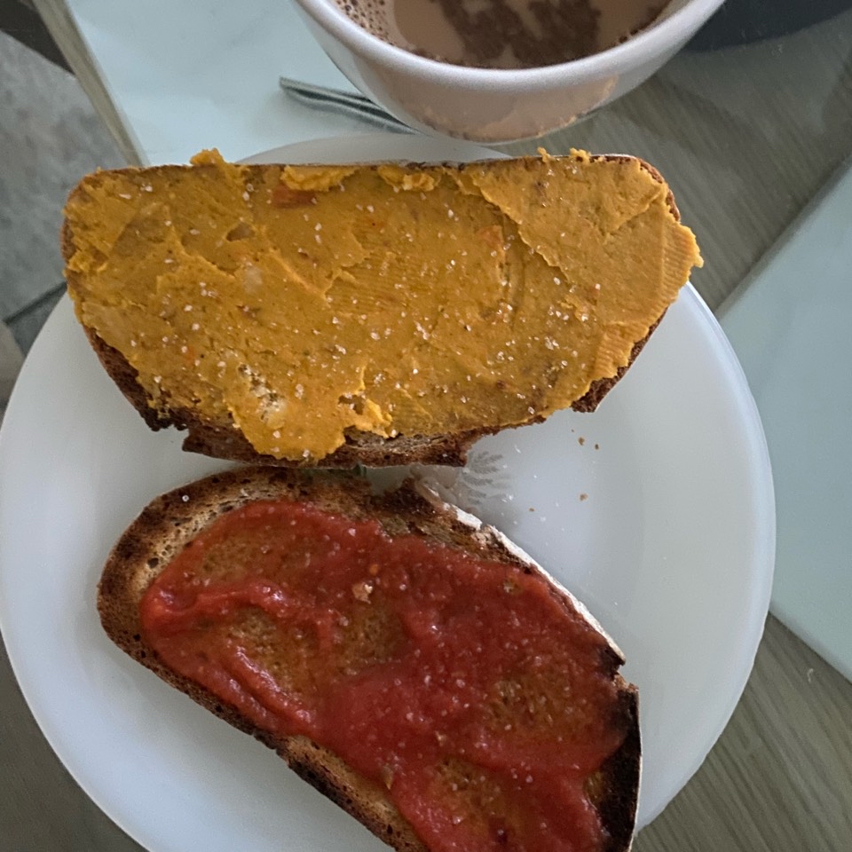 Tostada hummus + tostada tomate Tostada hummus + tostada tomate