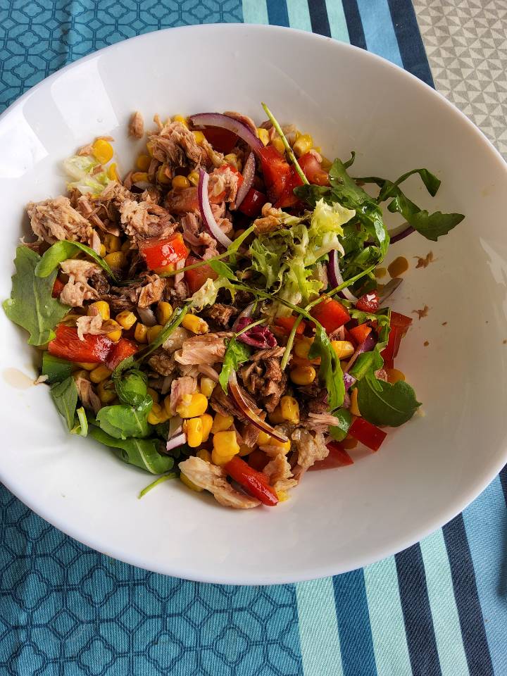 Ensalada de rúcula, verduras y pollo Ensalada de rúcula, verduras y pollo