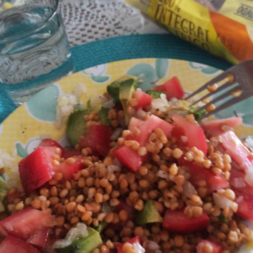 Ensalada de Lentejas, con tomate picado, cebolla picada, aguacate, pimiento rojo picado, aceite de oliva virgen extra ( AOVE), sal y vinagre de manzana/jugo de lim贸n. Ensalada de Lentejas, con tomate picado, cebolla picada, aguacate, pimiento rojo picado, aceite de oliva virgen extra ( AOVE), sal y vinagre de manzana/jugo de lim贸n.