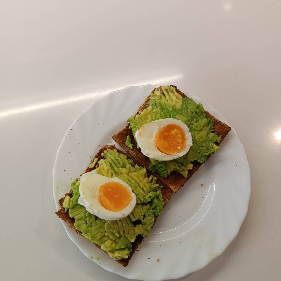 Tostada integral con aguacate y huevo poché