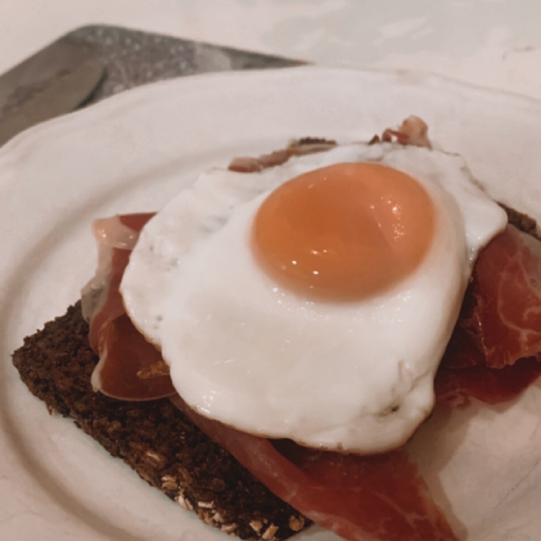 Tostada de centeno con jamón serrano y huevo Tostada de centeno con jamón serrano y huevo